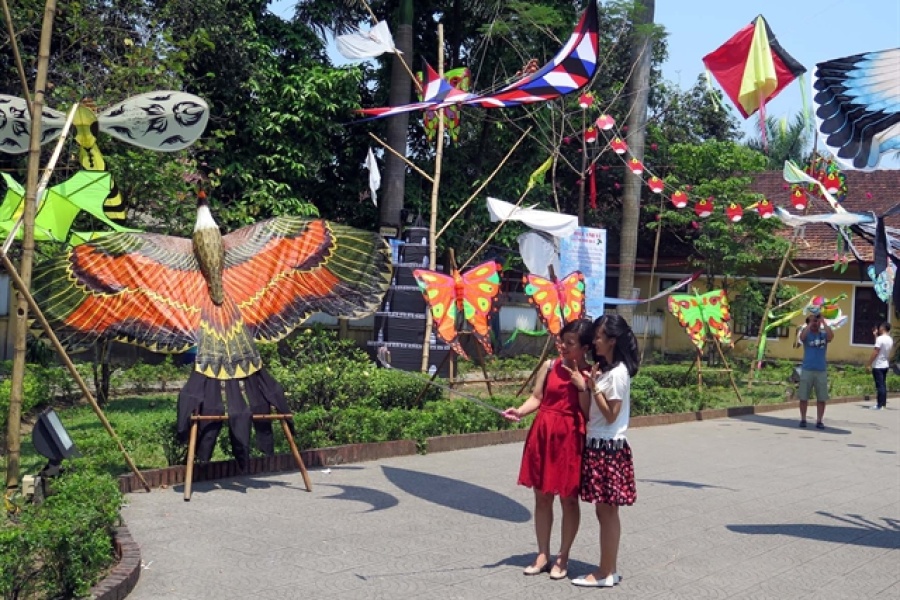 Discovery of Hue and kite making