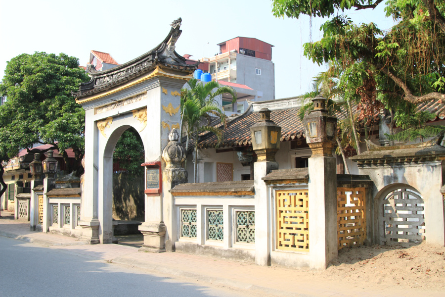 Discover Ancient Nom Village and Bat Trang Pottery Village 